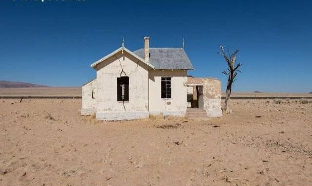 這個小鎮曾遍地鉆石生活奢華,如今黃沙滿屋如鬼城_圖2 這個小鎮曾遍地鉆石生活奢華,如今黃沙滿屋如鬼城_圖2