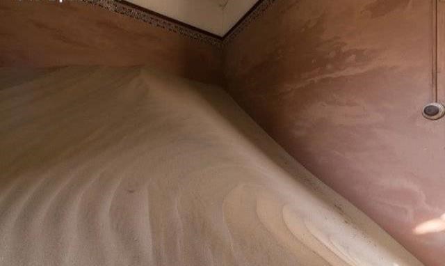 這個小鎮曾遍地鉆石生活奢華,如今黃沙滿屋如鬼城_圖1 這個小鎮曾遍地鉆石生活奢華,如今黃沙滿屋如鬼城_圖1