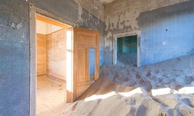 這個小鎮曾遍地鉆石生活奢華,如今黃沙滿屋如鬼城_圖1 這個小鎮曾遍地鉆石生活奢華,如今黃沙滿屋如鬼城_圖1