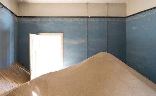 這個小鎮曾遍地鉆石生活奢華,如今黃沙滿屋如鬼城_圖2 這個小鎮曾遍地鉆石生活奢華,如今黃沙滿屋如鬼城_圖2