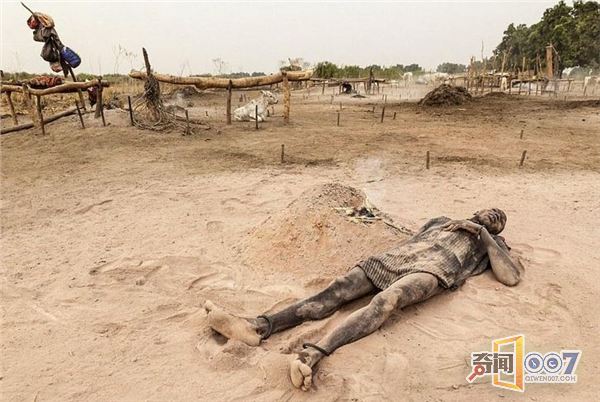 往身上涂牛糞，用牛尿洗頭，這個(gè)部落的生活每天如此(圖2)