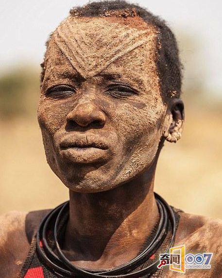 往身上涂牛糞，用牛尿洗頭，這個(gè)部落的生活每天如此(圖4)