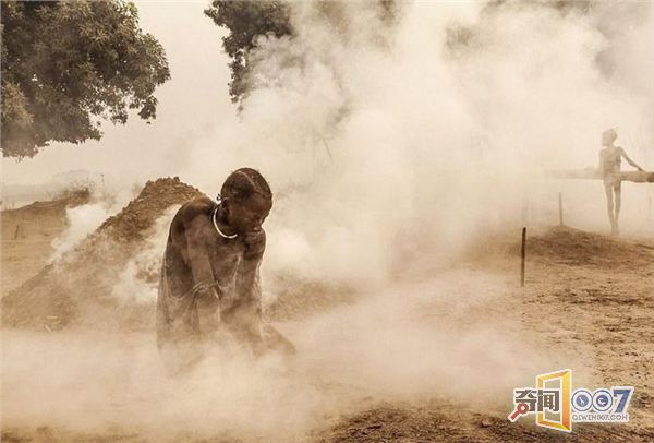 往身上涂牛糞，用牛尿洗頭，這個(gè)部落的生活每天如此(圖5)